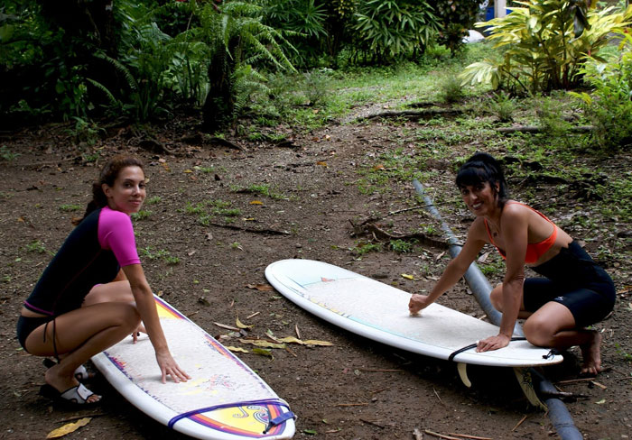 Women-with-surfing-board-at